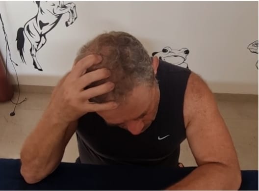 נדודי שינה הם בן לוויה של הקצב המודרני: מתח, עבודה בישיבה ותנועות חדגוניות. אבל כאשר מכירים את הסיבה, אפשר להתגבר עליה ולהחזיר את השינה השקטה. חוסר זרימת דם מועשרת בחמצן למוח גורם למספר בעיות, ואחת מהן היא נדודי שינה. להפרעה בזרימת הדם למוח יש שתי סיבות עיקריות: תזוזה של חוליות הלוחצות על כלי הדם ועל העצבים היוצאים מעמוד השדרה, וכן התכווצויות שרירים הנגרמות ממתח או ממאמץ עצבי. קשה למצוא תנוחה נוחה לישון? זה עלול להיות סימן ראשון לבעיה. חוסר שינה פוגע בבריאות ומעלה סיכון לשבץ וליתר לחץ דם.